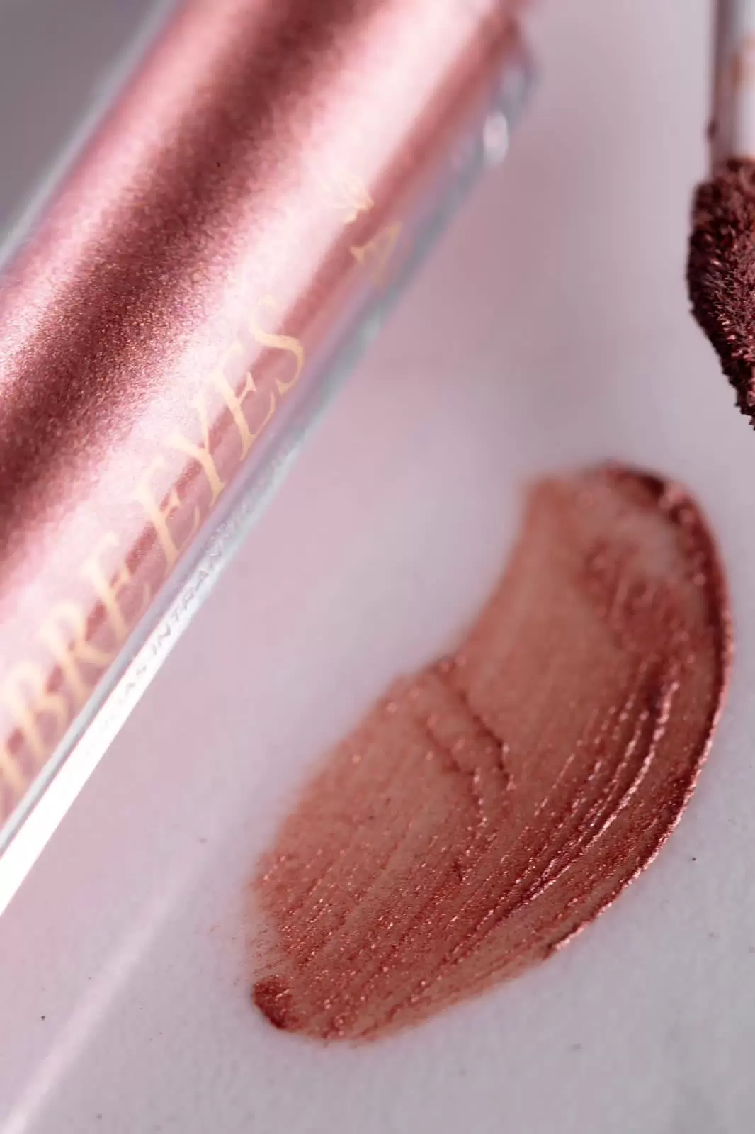 SOMBRA LIQUIDA INTRANSFERIBLE OMBRE EYES